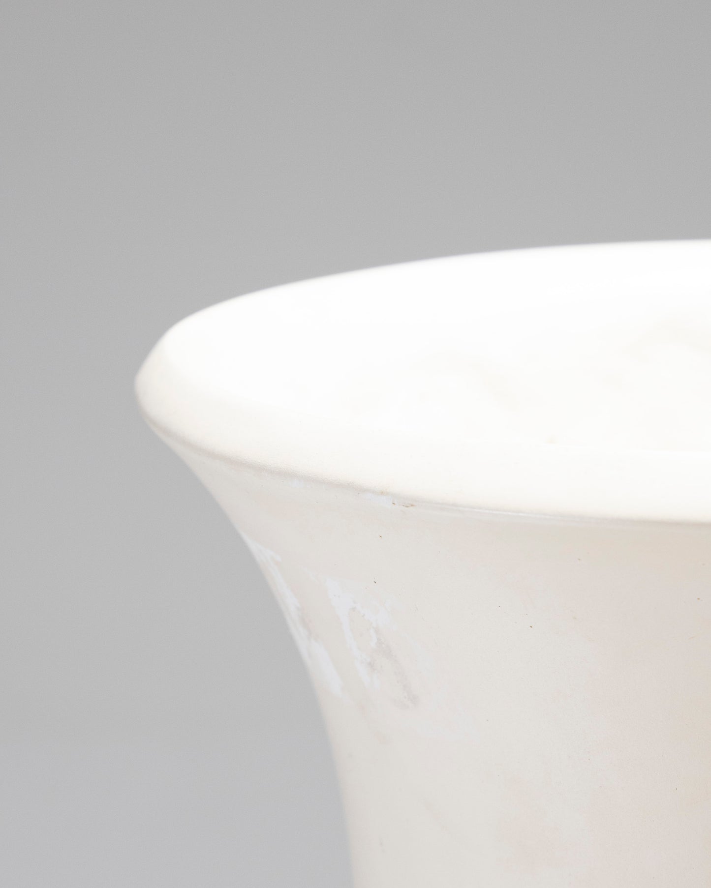 Luminous basin in white plaster