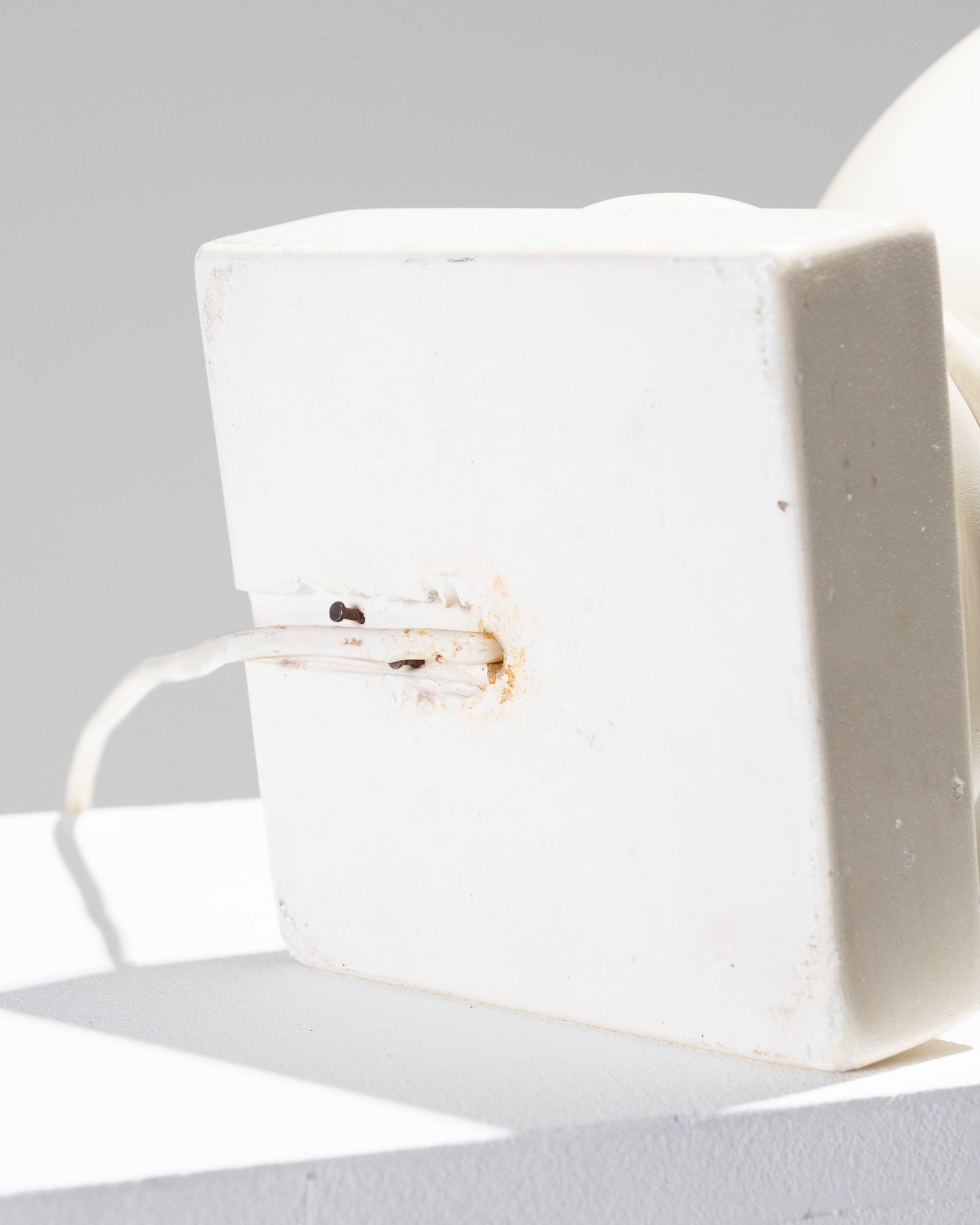 Luminous basin in white plaster