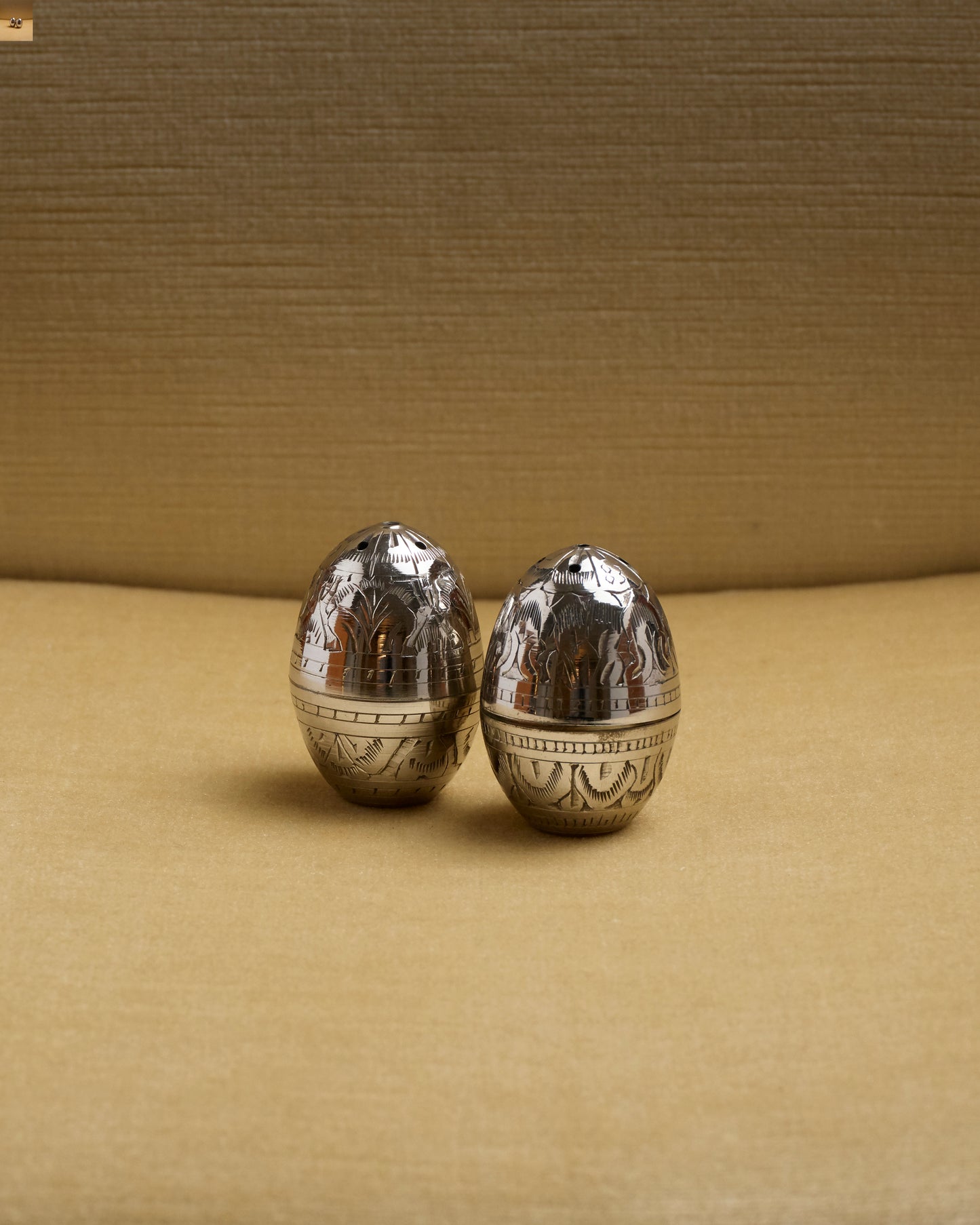 SALIÈRE ET POIVRIÈRE, ŒUF, EN MÉTAL