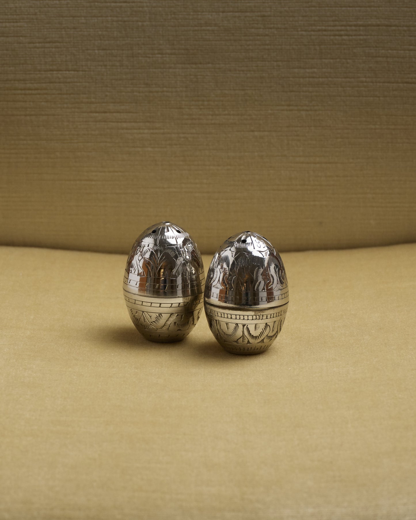 SALIÈRE ET POIVRIÈRE, ŒUF, EN MÉTAL