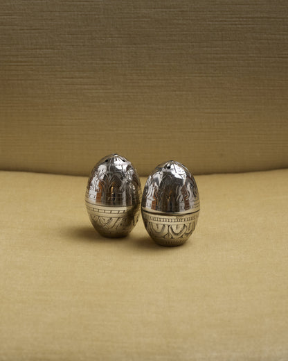 SALIÈRE ET POIVRIÈRE, ŒUF, EN MÉTAL