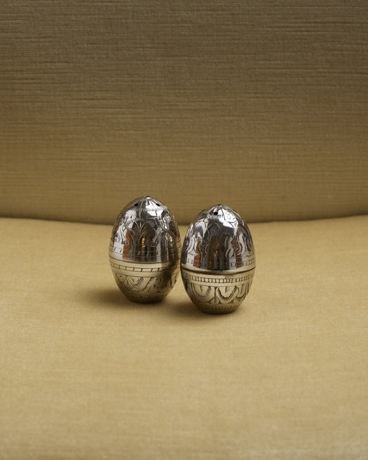 SALIÈRE ET POIVRIÈRE, ŒUF, EN MÉTAL