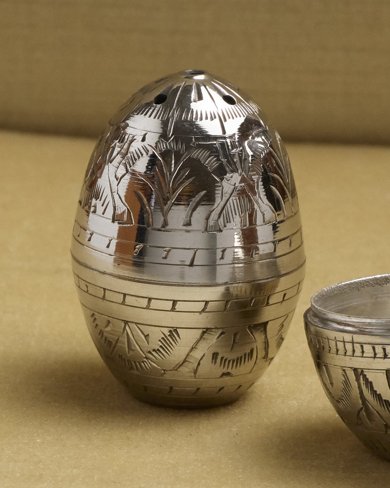 SALIÈRE ET POIVRIÈRE, ŒUF, EN MÉTAL