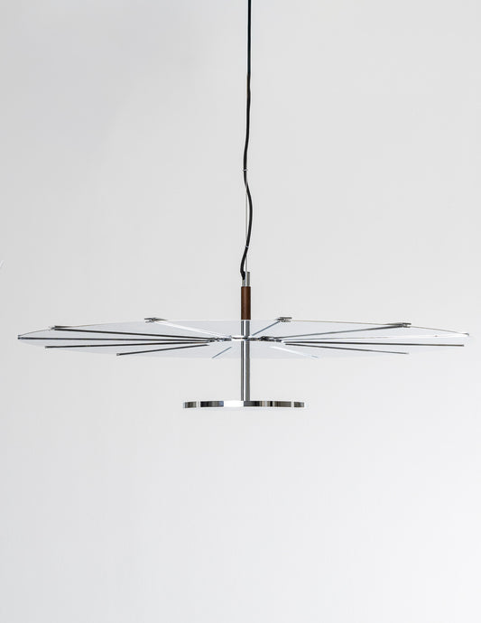 Suspension Madia par Baccaris, réalisée en chrome poli. Modèle édité exclusivement pour la Galerie Paradis dans cette finition. Composée de deux disques reliés par une structure centrale et des tiges métalliques fines, la suspension présente une forme graphique et équilibrée.