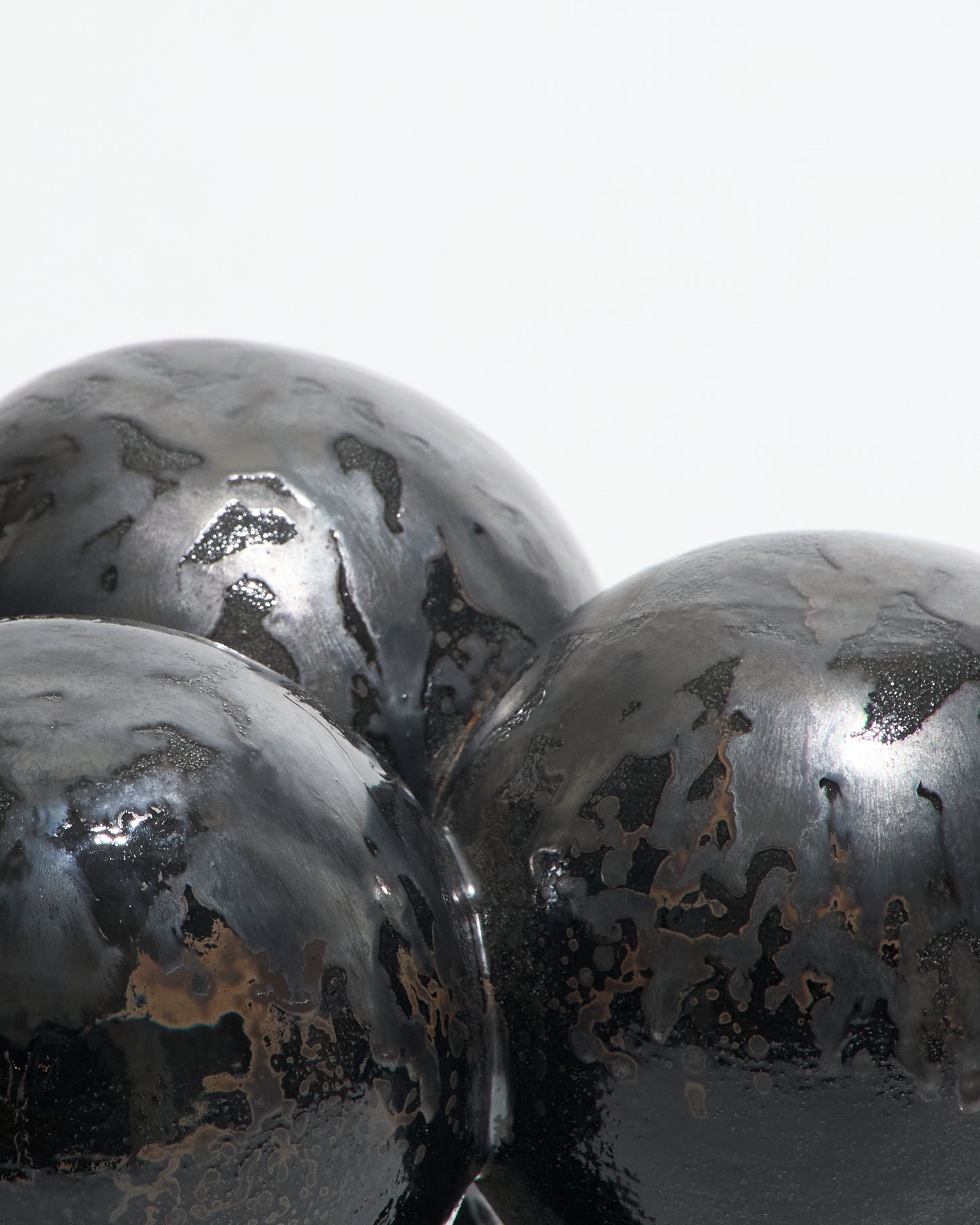 TABOURET AWKWARD EN GRÈS NOIR MÉTALLIQUE