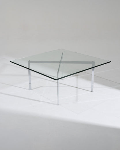 Table Barcelona par Ludwig Mies van der Rohe pour Knoll pour le pavillon allemand de l'Exposition universelle de 1929 à Barcelone. Structure en acier chromé croisé, plateau en verre épais. Très bon état vintage, légère patine sur le piétement.