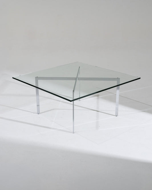 Table Barcelona par Ludwig Mies van der Rohe pour Knoll pour le pavillon allemand de l'Exposition universelle de 1929 à Barcelone. Structure en acier chromé croisé, plateau en verre épais. Très bon état vintage, légère patine sur le piétement.