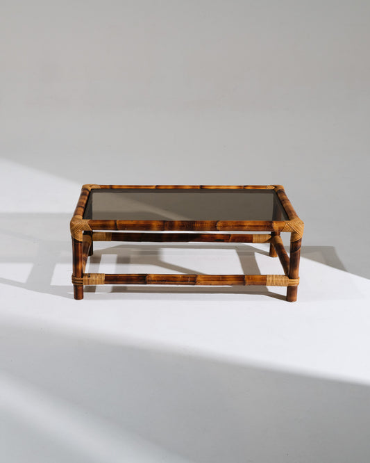 Table basse rectangulaire Audoux-Minet, emblématique du travail du couple de designers français. Structure en bambou naturel aux ligatures tressées, surmontée d'un plateau en verre transparent. Parfait état.&nbsp;