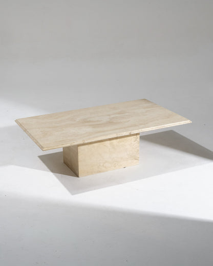 Table basse rectangulaire en travertin, composée en deux parties, d'un large plateau reposant sur un piètement central massif. Parfait état.