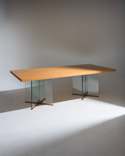 Table de salle à manger italienne composée d'un plateau - désolidarisable -rectangulaire en bois massif. Deux piètements en verre formant une croix, reliés par une pièce centrale en métal.&nbsp;&nbsp;
Bon état général. À noter de légers pocs sur le plateau (voir photos).&nbsp;