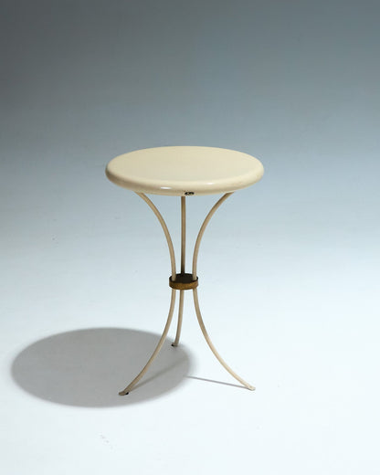 Table d'appoint éditée par Le Dauphin dans les années 1970. Modèle caractéristique de la maison, avec un plateau rond en céramique émaillé couleur ivoire, présentant un craquelé d'origine visible en surface. Piètement en fer forgé patiné, composé de quatre tiges galbées réunies par une bague métallique.&nbsp;

Étiquette d'origine "Le Dauphin - France"&nbsp;sur le bord du plateau. Bel état général.