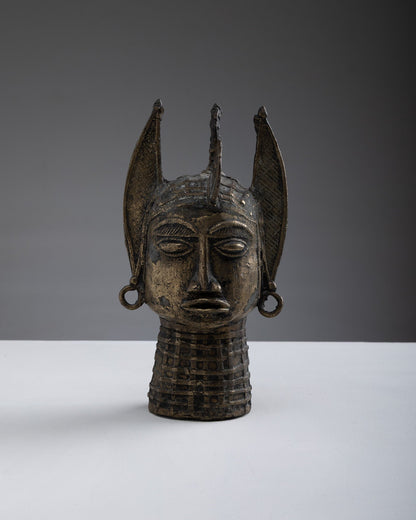 TÊTE SCULPTÉE EN LAITON, 1960s