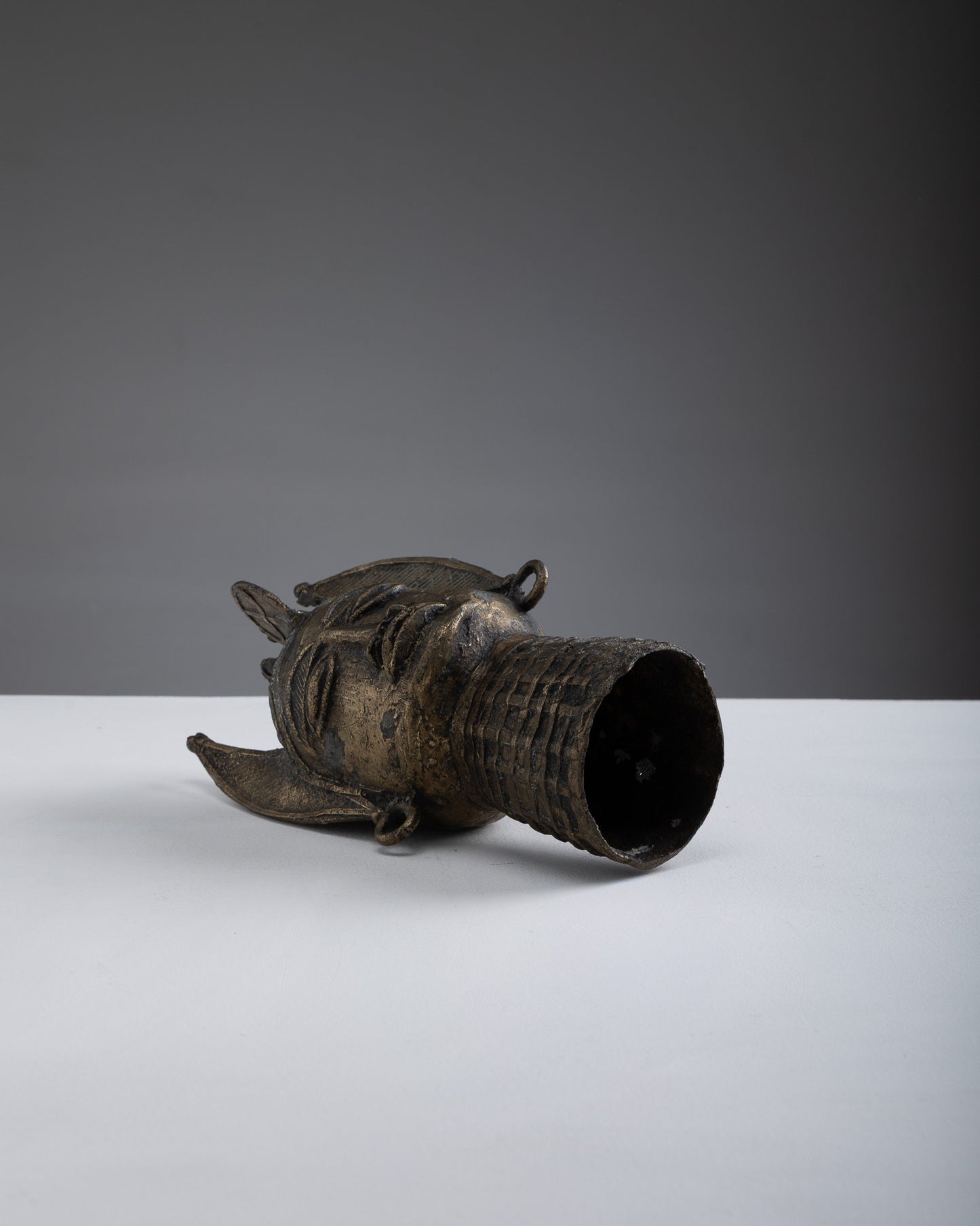 TÊTE SCULPTÉE EN LAITON, 1960s