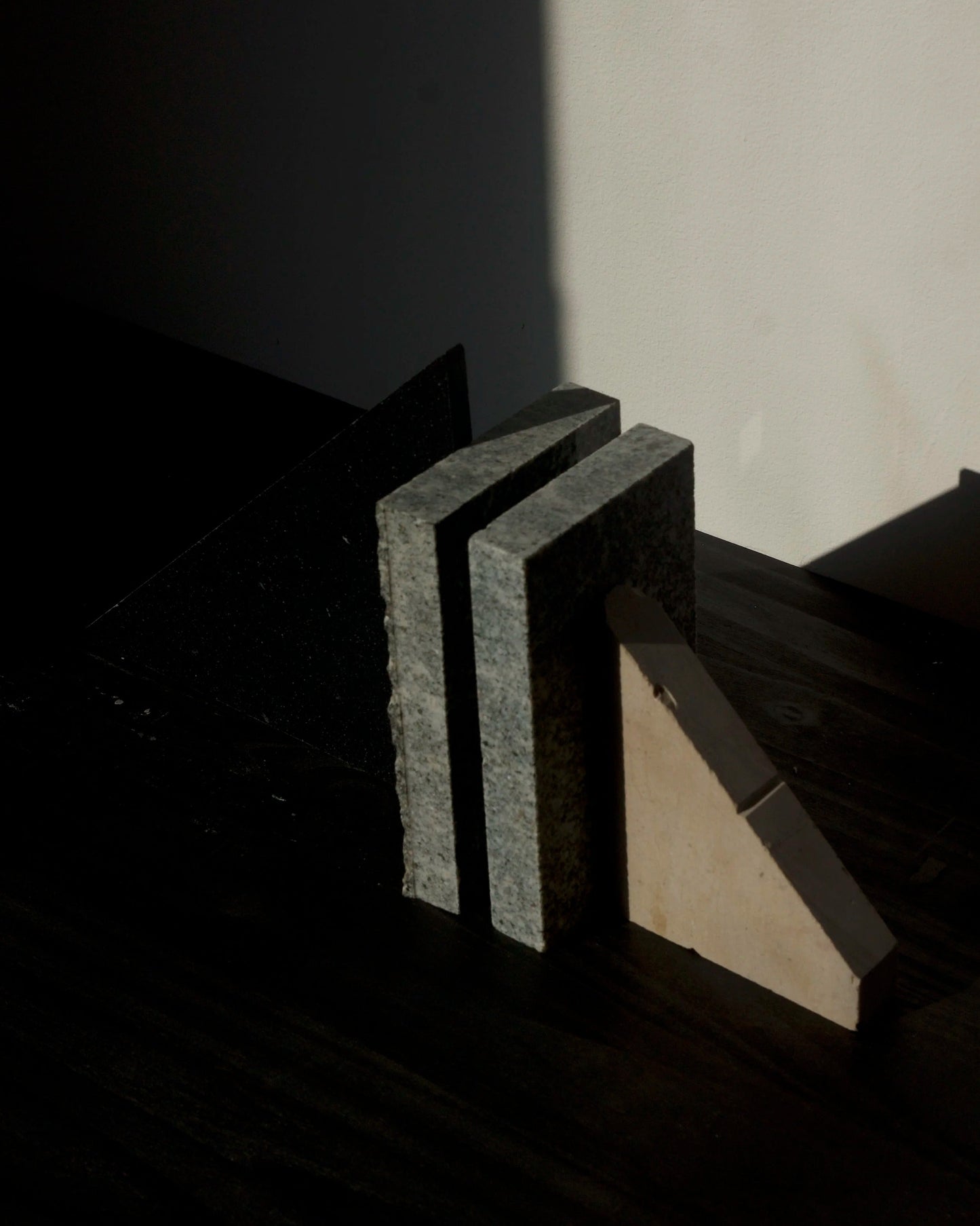 SERRE-LIVRES EN MARBRE THE FRAGMA