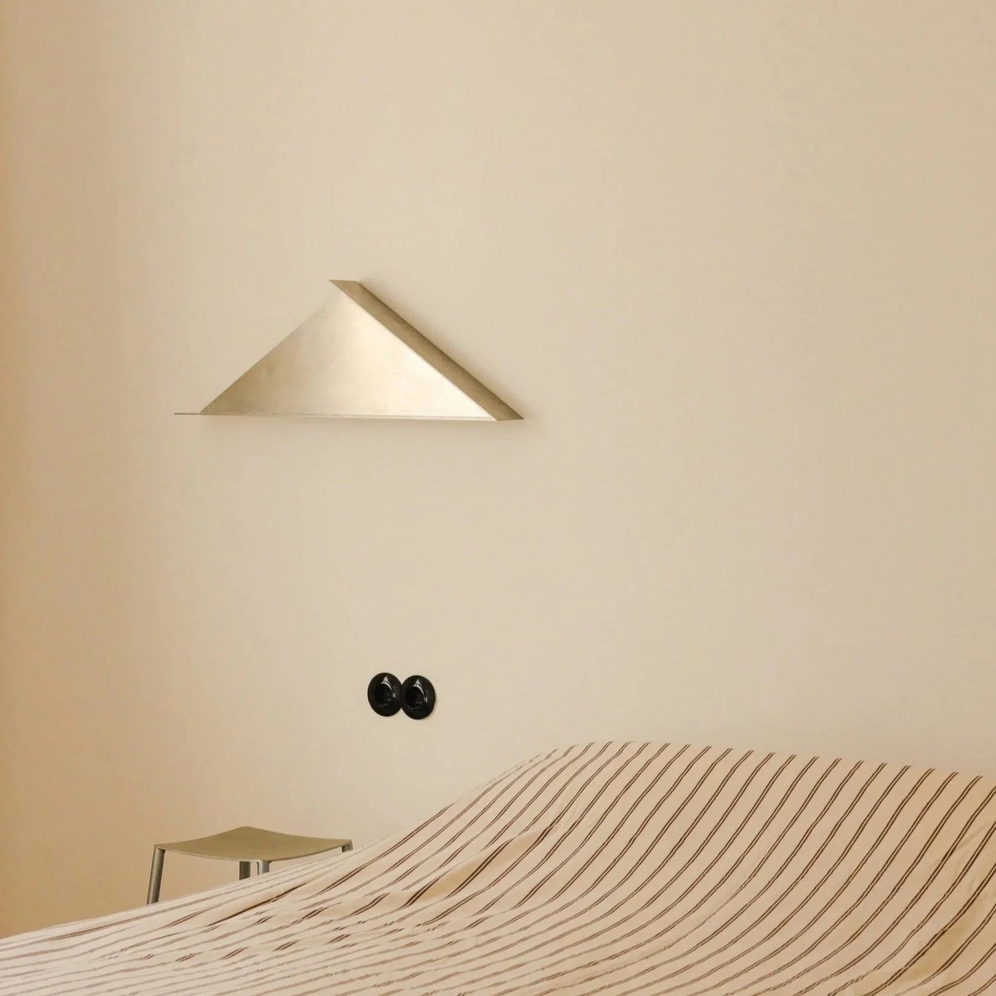 ÉTAGÈRE EN MÉTAL THE FRONT