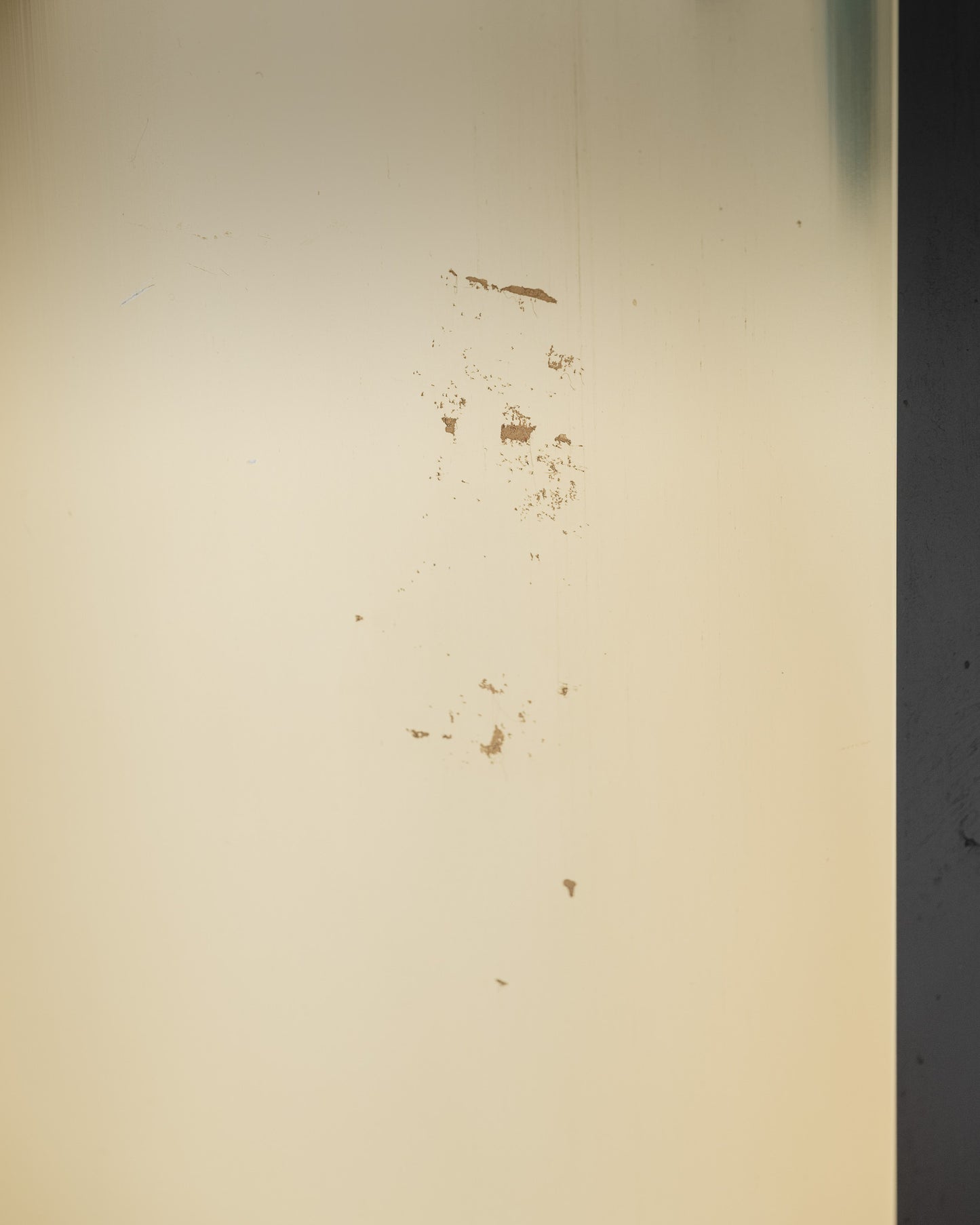 TABLE À MANGER EN LAITON ET VERRE, 1970s