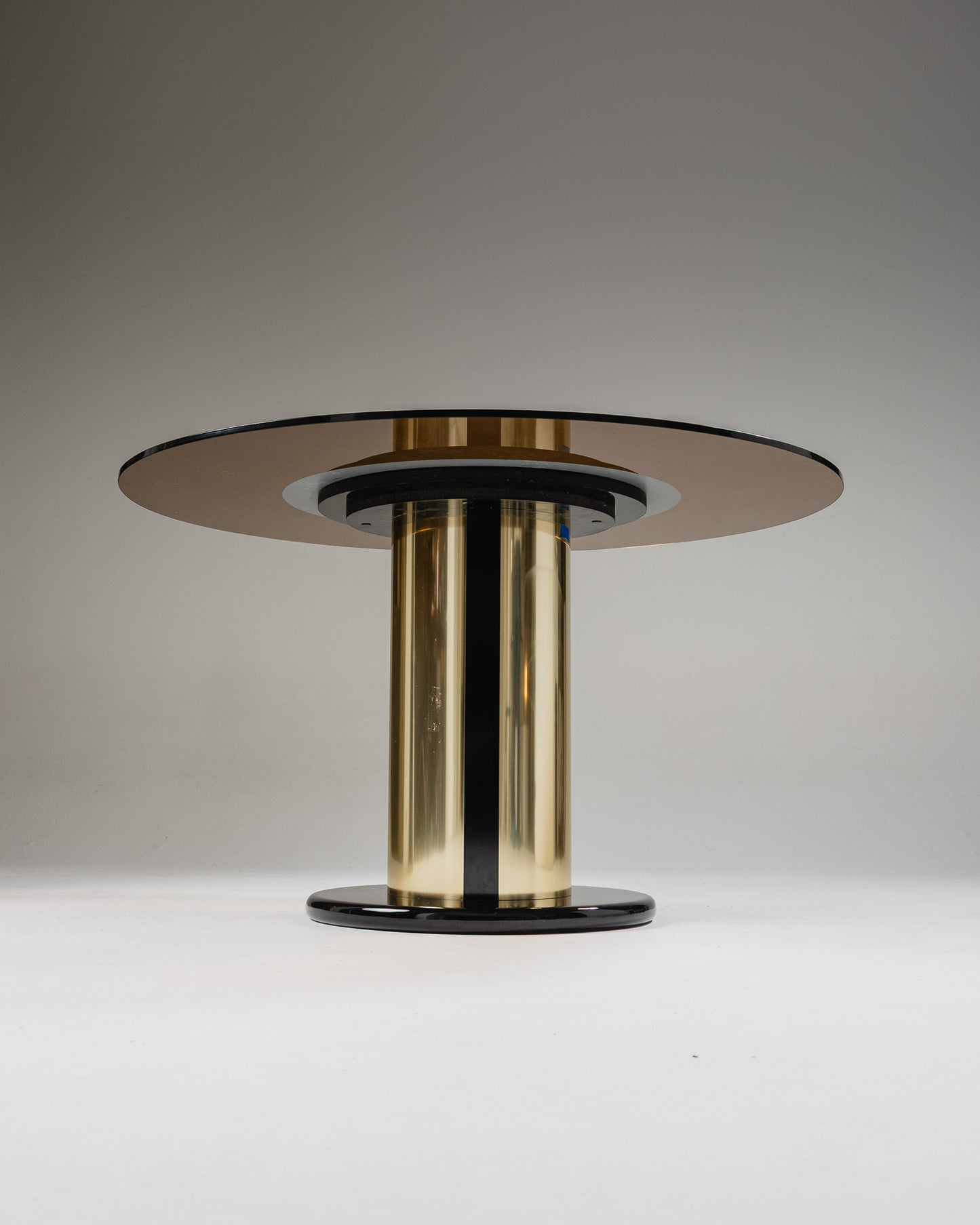 TABLE À MANGER EN LAITON ET VERRE, 1970s