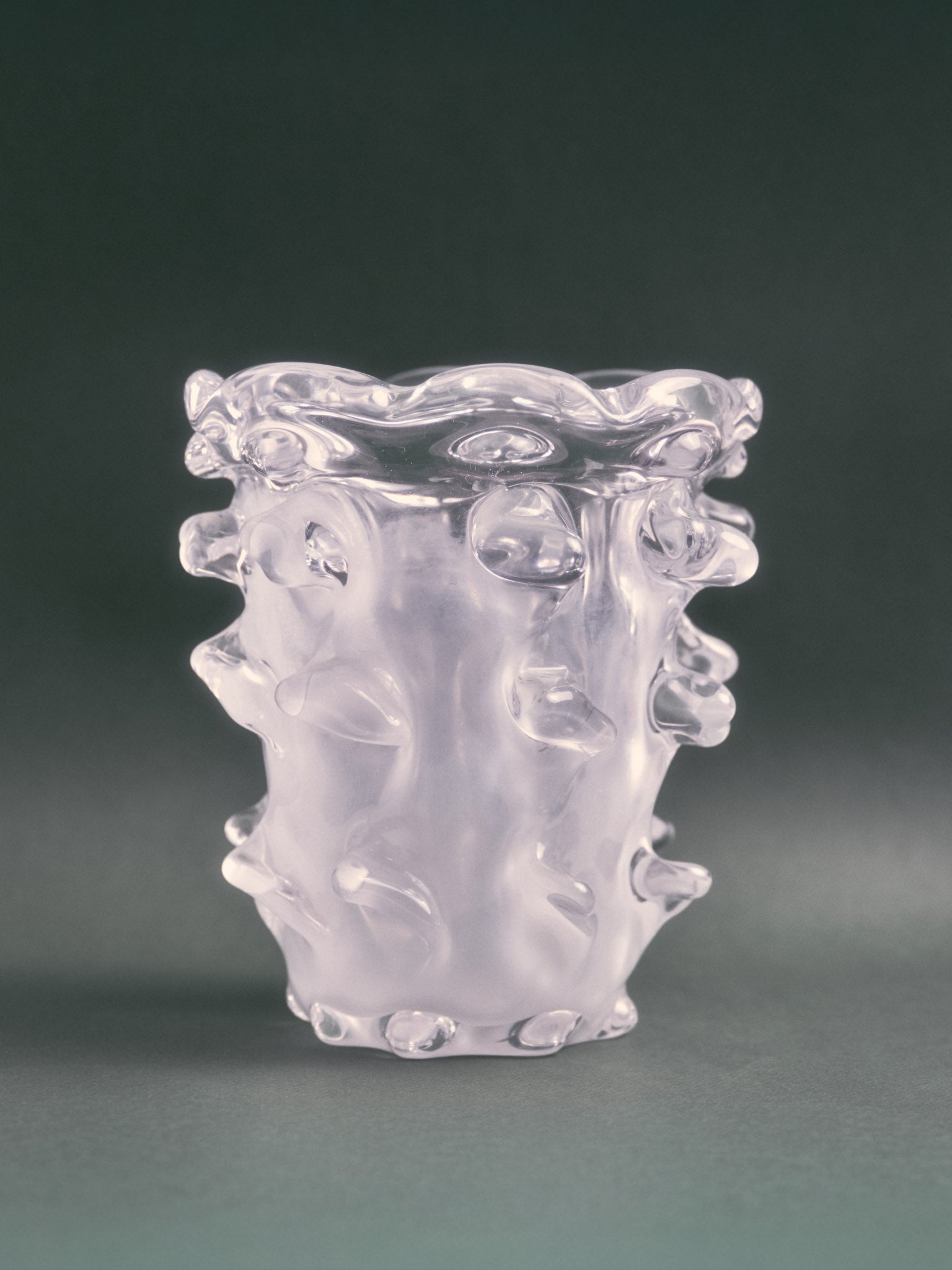Vase en cristal moulé transparent des années 1950. Présentant une forme organique sculpturale typique des créations Schneider. Corps animé de reliefs fluides évoquant la matière en fusion. Parfait état.