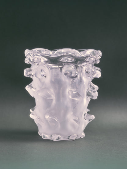 Vase en cristal moulé transparent des années 1950. Présentant une forme organique sculpturale typique des créations Schneider. Corps animé de reliefs fluides évoquant la matière en fusion. Parfait état.