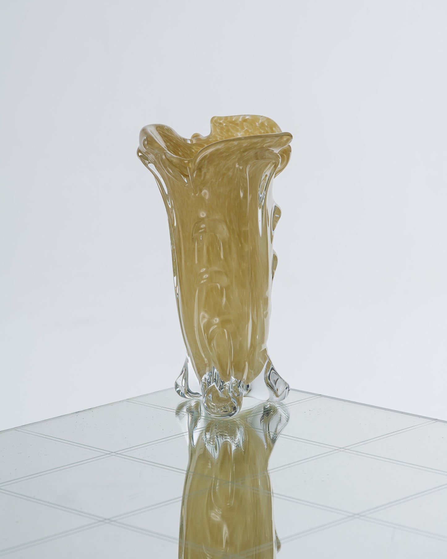 Vase en verre drapé jaune et transparent, collection S.R. par Louise Roe. Chaque pièce est unique, avec ses propres variations de formes et de couleurs.