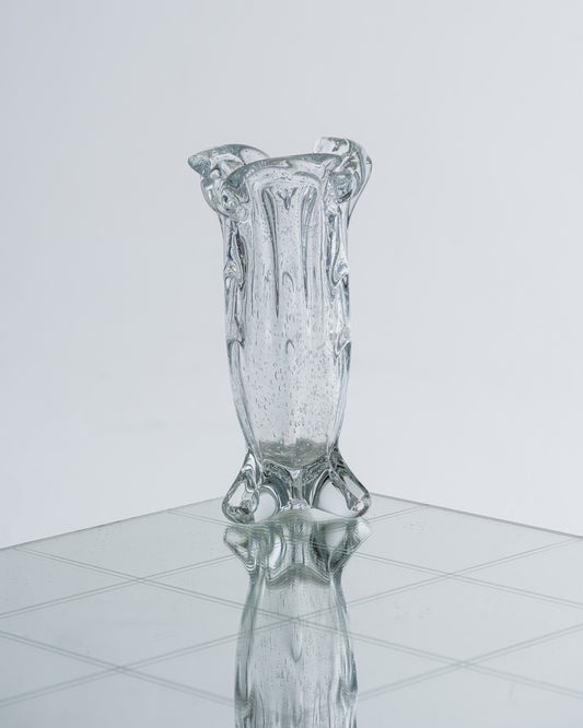 Vase en verre drapé transparent, collection S.R par Louise Roe. Chaque pièce est unique, avec ses propres variations de formes et de couleurs.