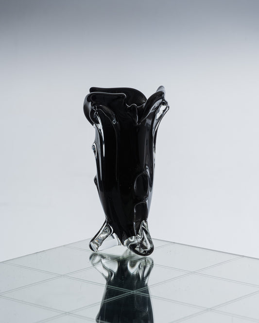 Vase en verre drapé noir brillant, collection S.R. par Louise Roe. Chaque pièce est unique, avec ses propres variations de formes et de couleurs.