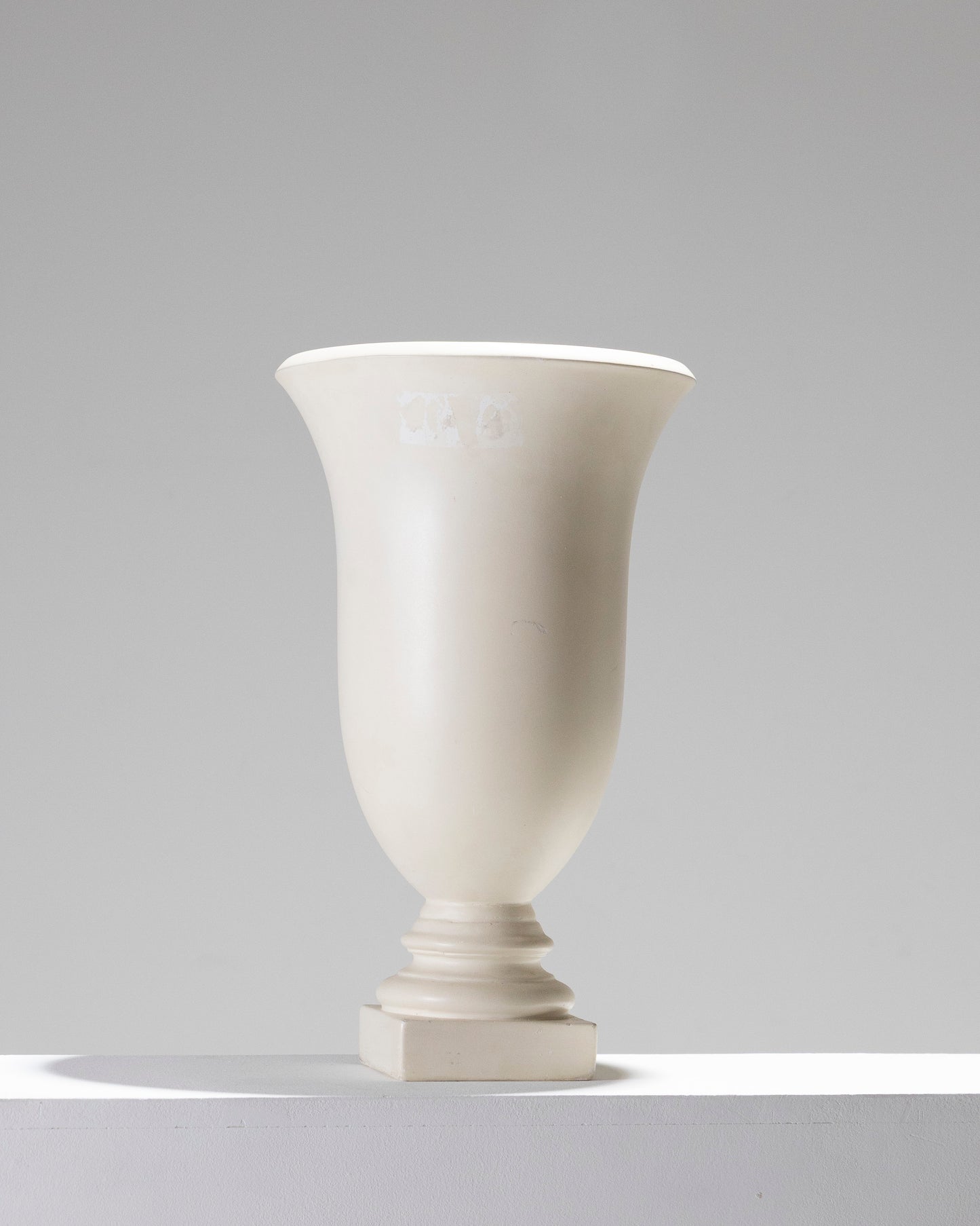 Vasque lumineuse en plâtre blanc, entièrement fonctionnel avec prise européenne. Présente de légères marques du temps, mais reste en bel état.