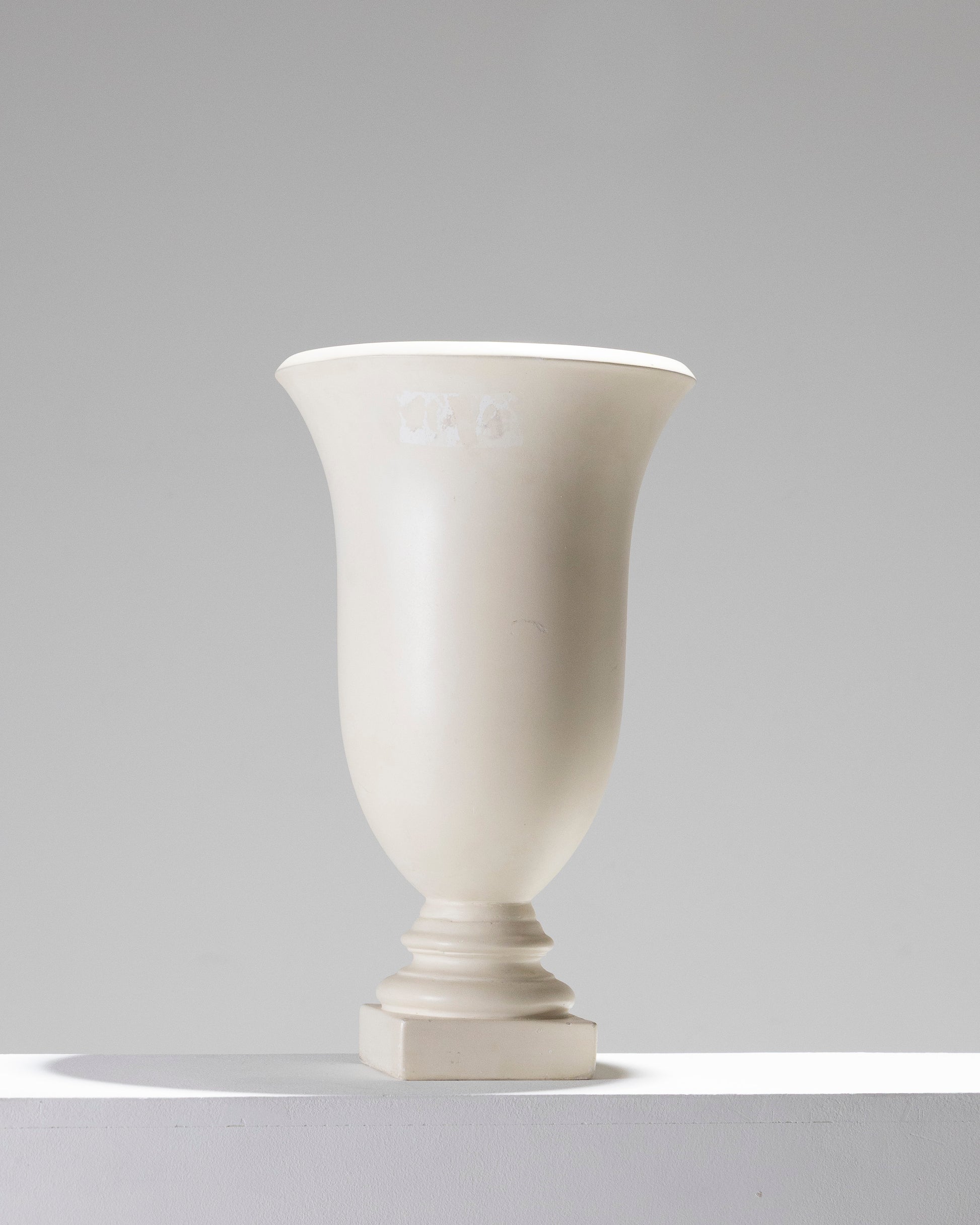 Vasque lumineuse en plâtre blanc, entièrement fonctionnel avec prise européenne. Présente de légères marques du temps, mais reste en bel état.