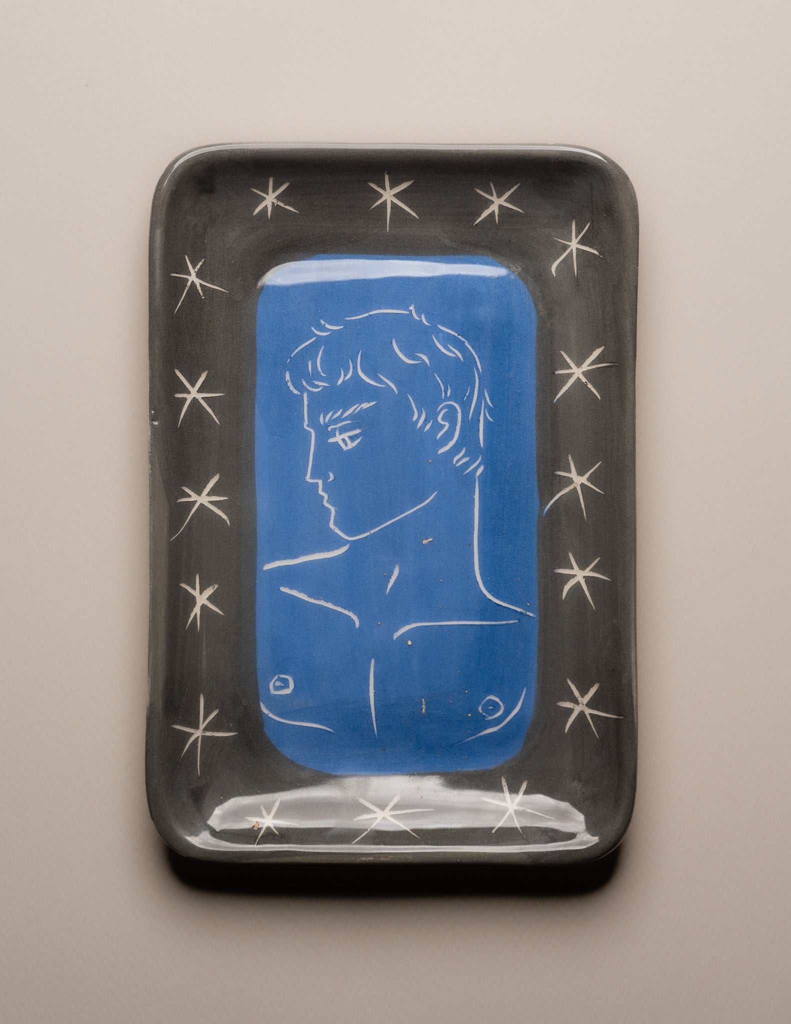 Vide-poche d’atelier en céramique émaillée bleu, pièce unique signée « Eldarov. T 2024 » au revers. Sa forme rectangle à bords incurvés et la finesse de son émail témoignent d’une fabrication artisanale contemporaine.&nbsp; Pièce décorative à usage polyvalent, idéale pour accueillir des objets du quotidien ou comme élément sculptural sur un meuble d’appoint.