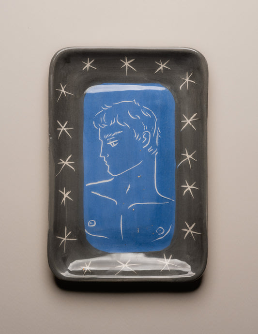 Vide-poche d’atelier en céramique émaillée bleu, pièce unique signée « Eldarov. T 2024 » au revers. Sa forme rectangle à bords incurvés et la finesse de son émail témoignent d’une fabrication artisanale contemporaine.&nbsp; Pièce décorative à usage polyvalent, idéale pour accueillir des objets du quotidien ou comme élément sculptural sur un meuble d’appoint.