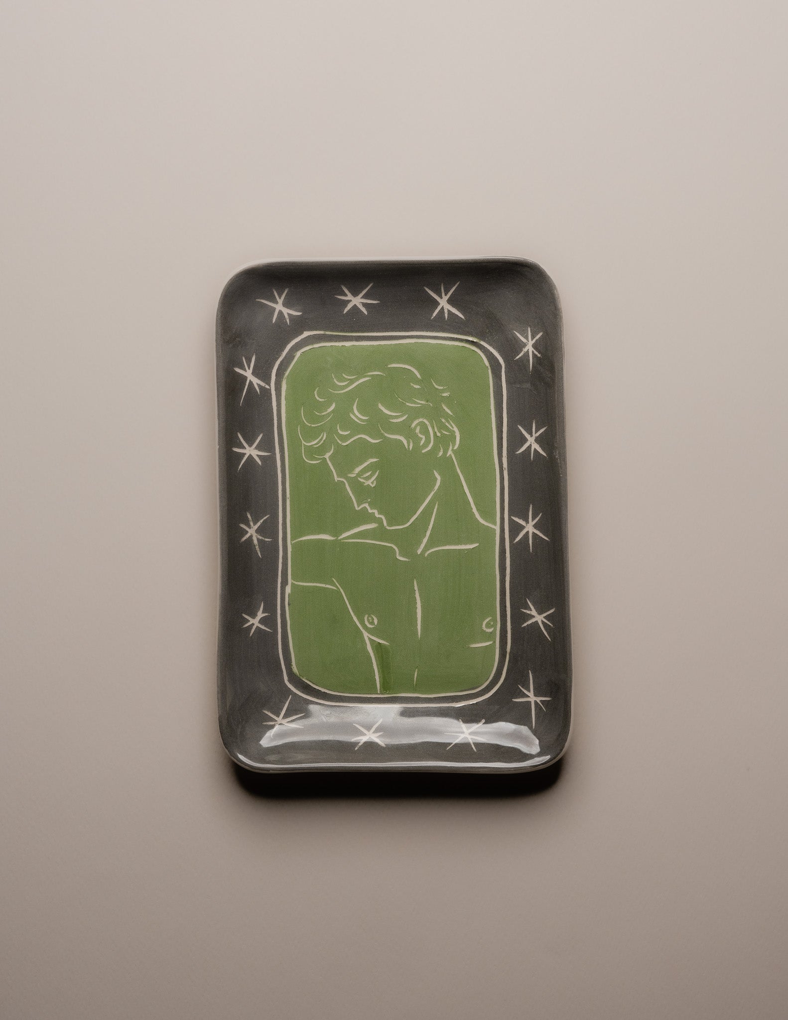 Vide-poche d’atelier en céramique émaillée verte, pièce unique signée « Eldarov. T 2024 » au revers. Sa forme rectangle à bords incurvés et la finesse de son émail témoignent d’une fabrication artisanale contemporaine.&nbsp; Pièce décorative à usage polyvalent, idéale pour accueillir des objets du quotidien ou comme élément sculptural sur un meuble d’appoint.