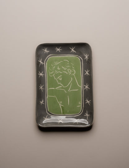 Vide-poche d’atelier en céramique émaillée verte, pièce unique signée « Eldarov. T 2024 » au revers. Sa forme rectangle à bords incurvés et la finesse de son émail témoignent d’une fabrication artisanale contemporaine.&nbsp; Pièce décorative à usage polyvalent, idéale pour accueillir des objets du quotidien ou comme élément sculptural sur un meuble d’appoint.