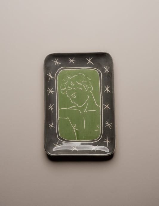 Vide-poche d’atelier en céramique émaillée verte, pièce unique signée « Eldarov. T 2024 » au revers. Sa forme rectangle à bords incurvés et la finesse de son émail témoignent d’une fabrication artisanale contemporaine.&nbsp; Pièce décorative à usage polyvalent, idéale pour accueillir des objets du quotidien ou comme élément sculptural sur un meuble d’appoint.