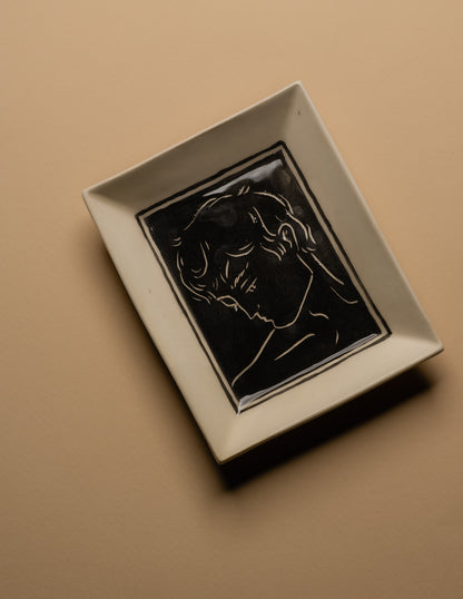 Vide-poche d’atelier en céramique émaillée noir, pièce unique signée « Eldarov. T 2024 » au revers. Sa forme rectangle à bords incurvés et la finesse de son émail témoignent d’une fabrication artisanale contemporaine.&nbsp; Pièce décorative à usage polyvalent, idéale pour accueillir des objets du quotidien ou comme élément sculptural sur un meuble d’appoint.