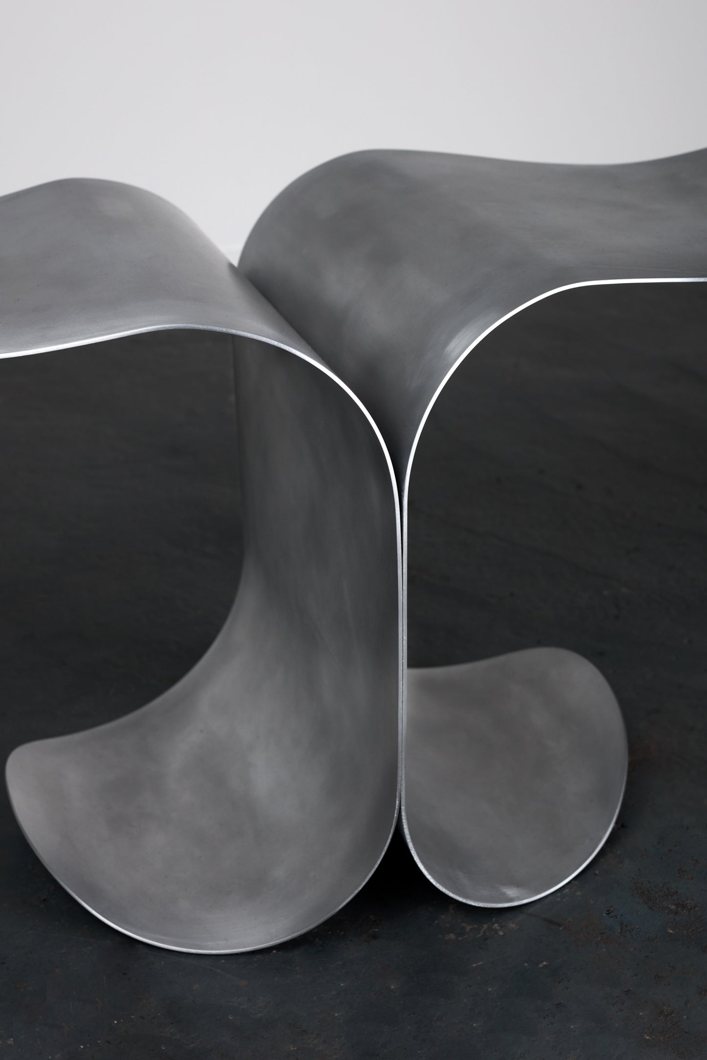 “WAVES IN OBJECT” SIDE TABLE