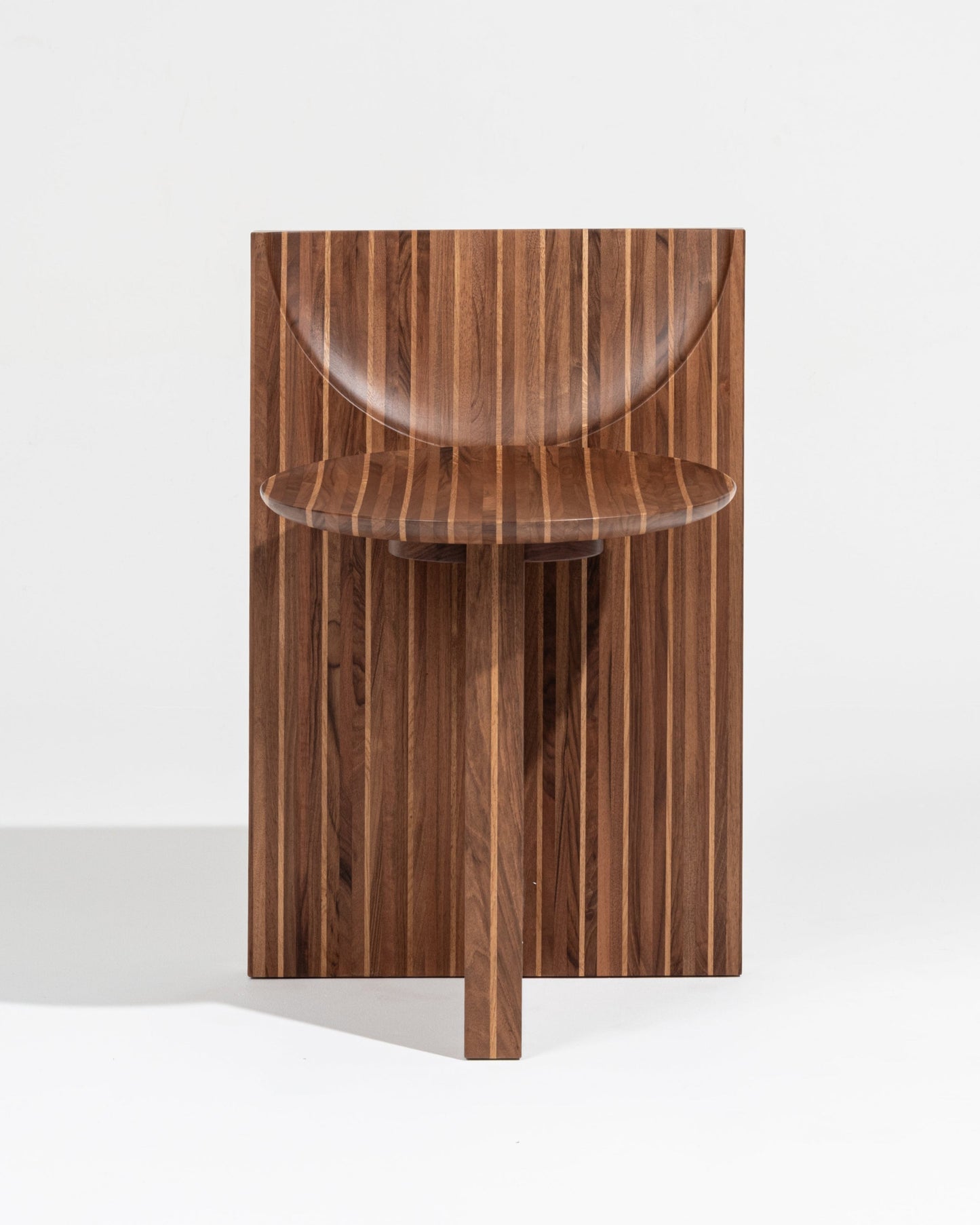 Chaise VAGA en noyer et chêne massif par Rosana Sousa, 2025, fabriquée au Portugal.