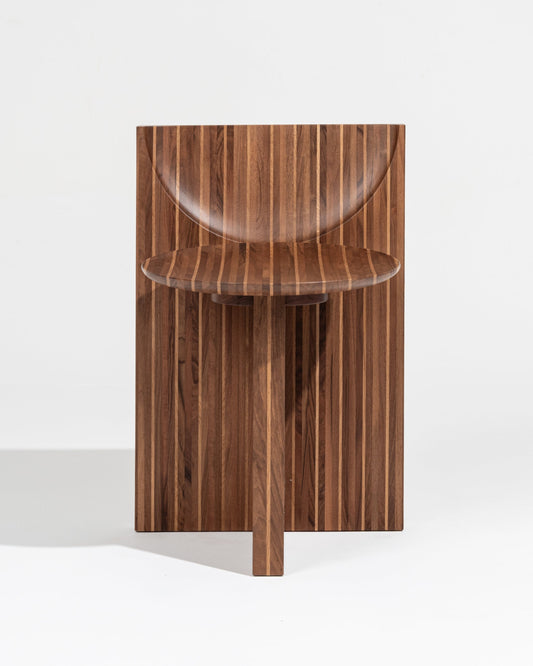 Chaise VAGA en noyer et chêne massif par Rosana Sousa, 2025, fabriquée au Portugal.