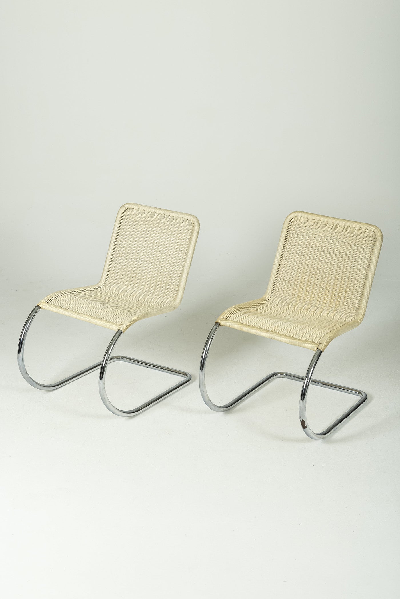 Chaise MR10 du designer Ludwig Mies Van der Rohe, années 1930. Structure flexible en porte-à-faux, tube d'acier chromé et assise cannée beige. Légères traces d'usures. Deux chaises disponibles. 