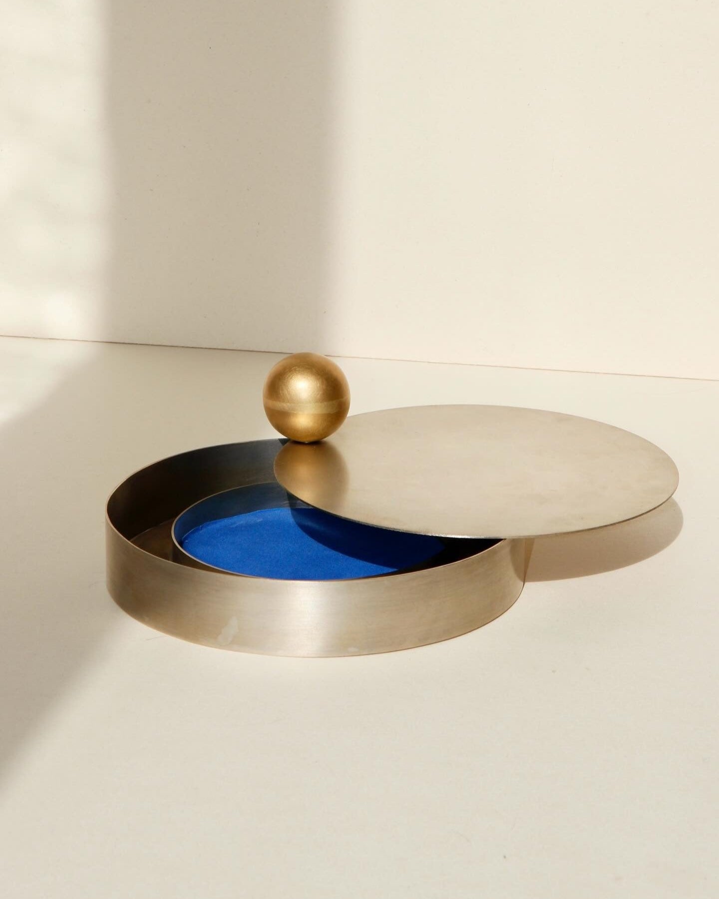 BOÎTE DE LA COLLECTION "ÉPURE" EN LAITON