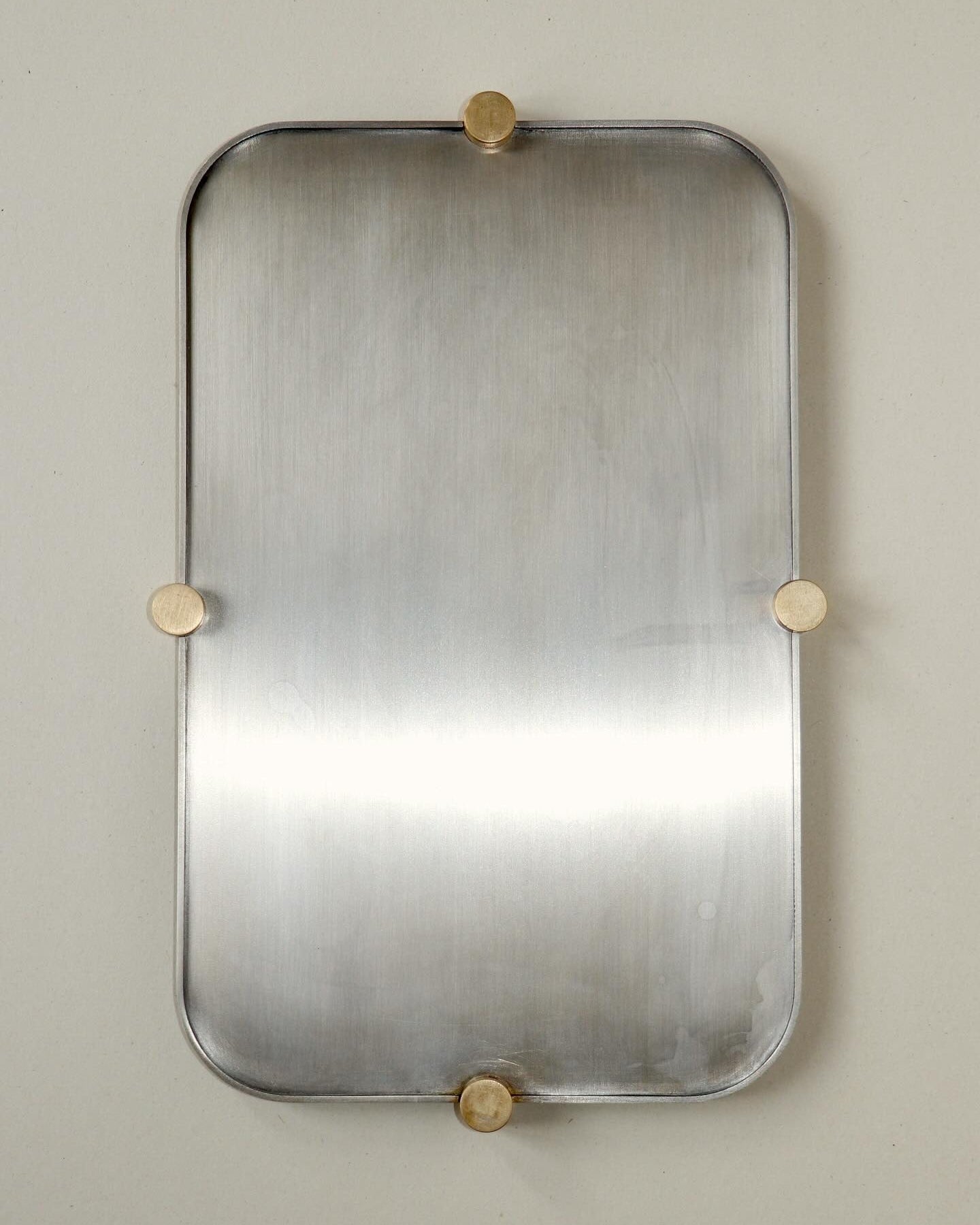 PLATEAU DE LA COLLECTION "ÉPURE" EN LAITON