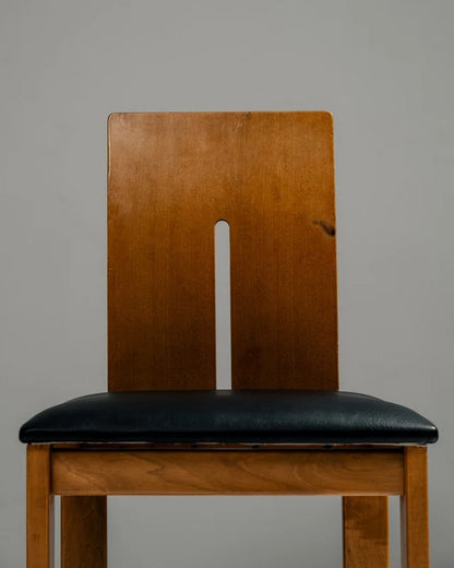 PAIRE DE CHAISES SCULPTURALES EN BOIS ET CUIR, 1970s