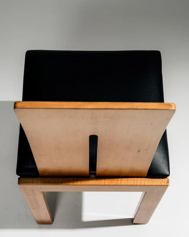 PAIRE DE CHAISES SCULPTURALES EN BOIS ET CUIR, 1970s