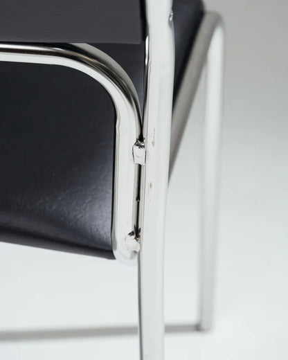 PAIRE DE CHAISES EN ACIER TUBULAIRE ET SIMILI CUIR NOIR, 1980s