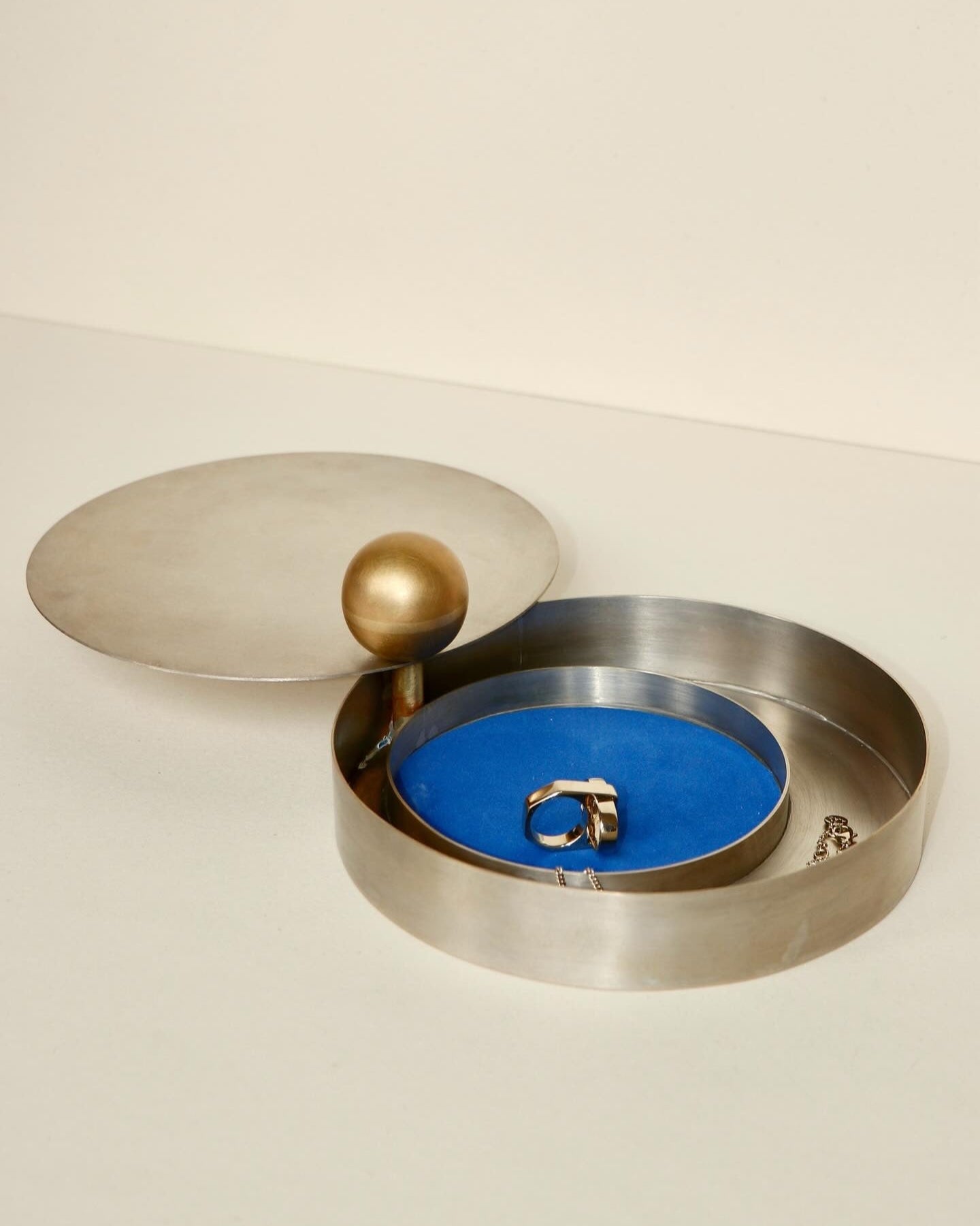 BOÎTE DE LA COLLECTION "ÉPURE" EN LAITON