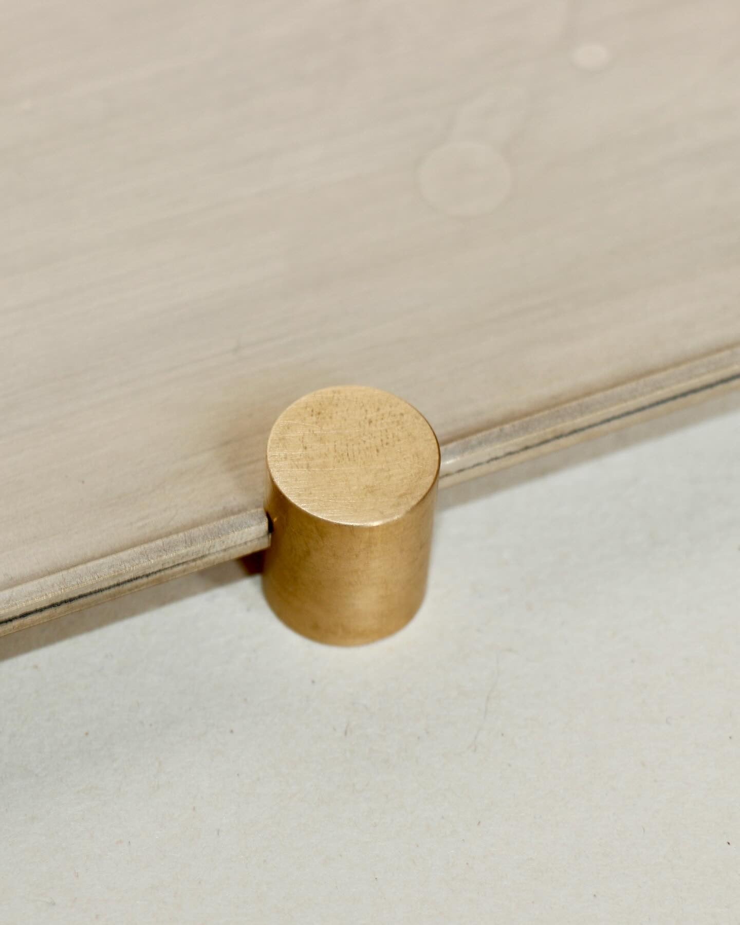 PLATEAU DE LA COLLECTION "ÉPURE" EN LAITON