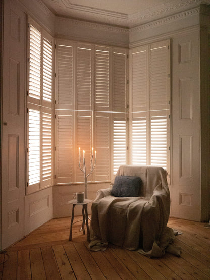 GRAND CANDÉLABRE EN ALUMINIUM