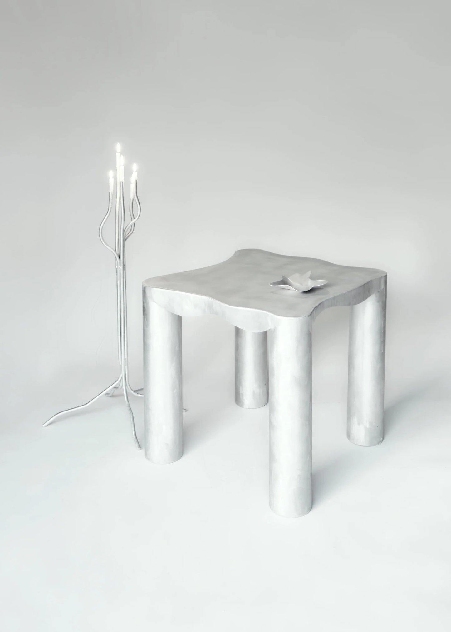 GRAND CANDÉLABRE EN ALUMINIUM