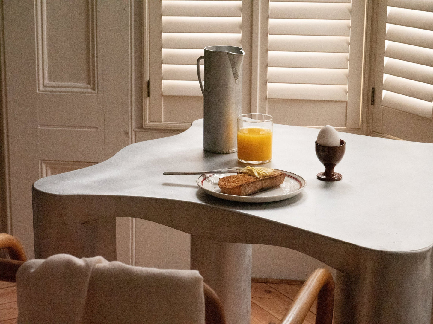 TABLE À MANGER EN ALUMINIUM