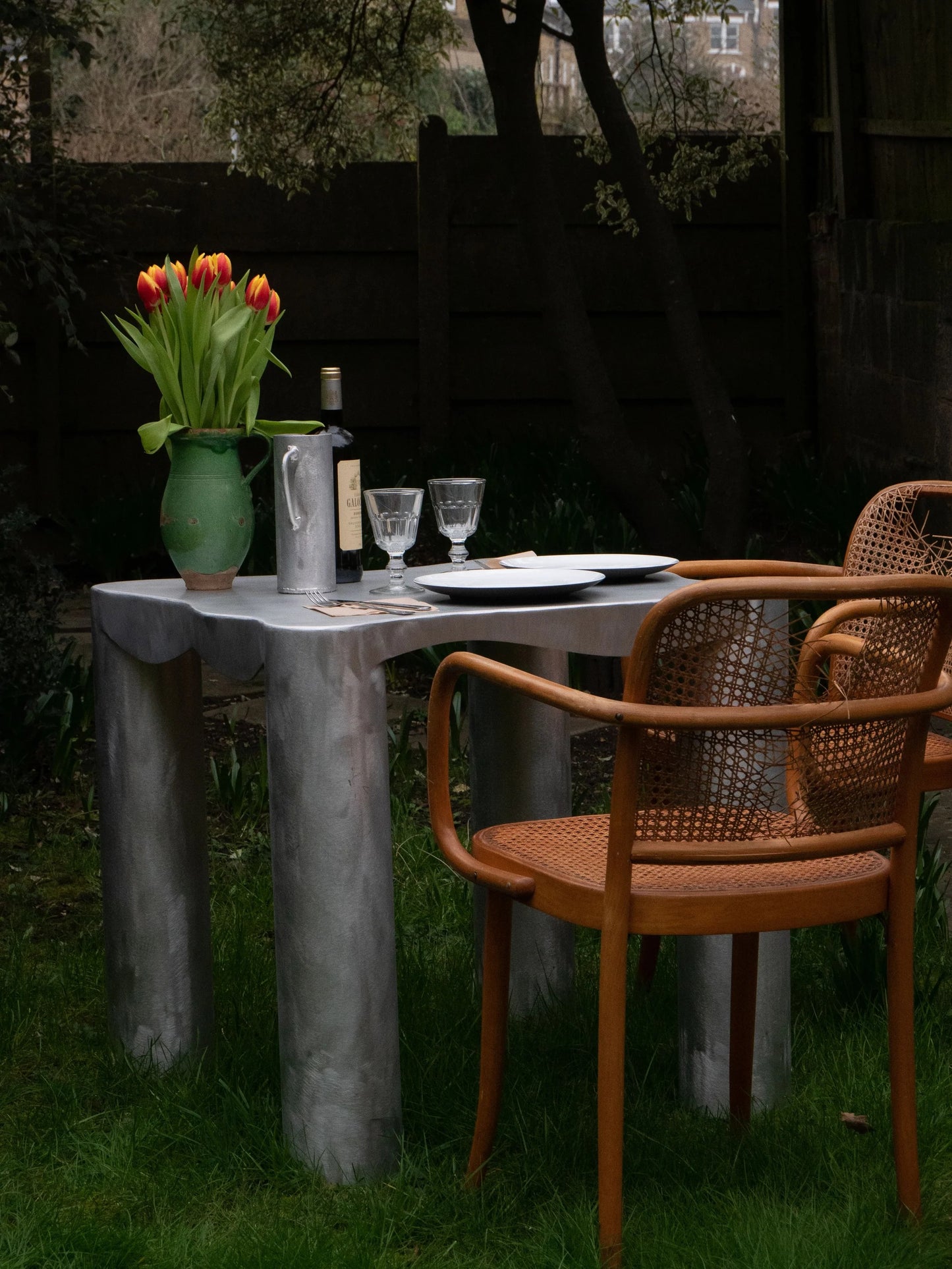 TABLE À MANGER EN ALUMINIUM