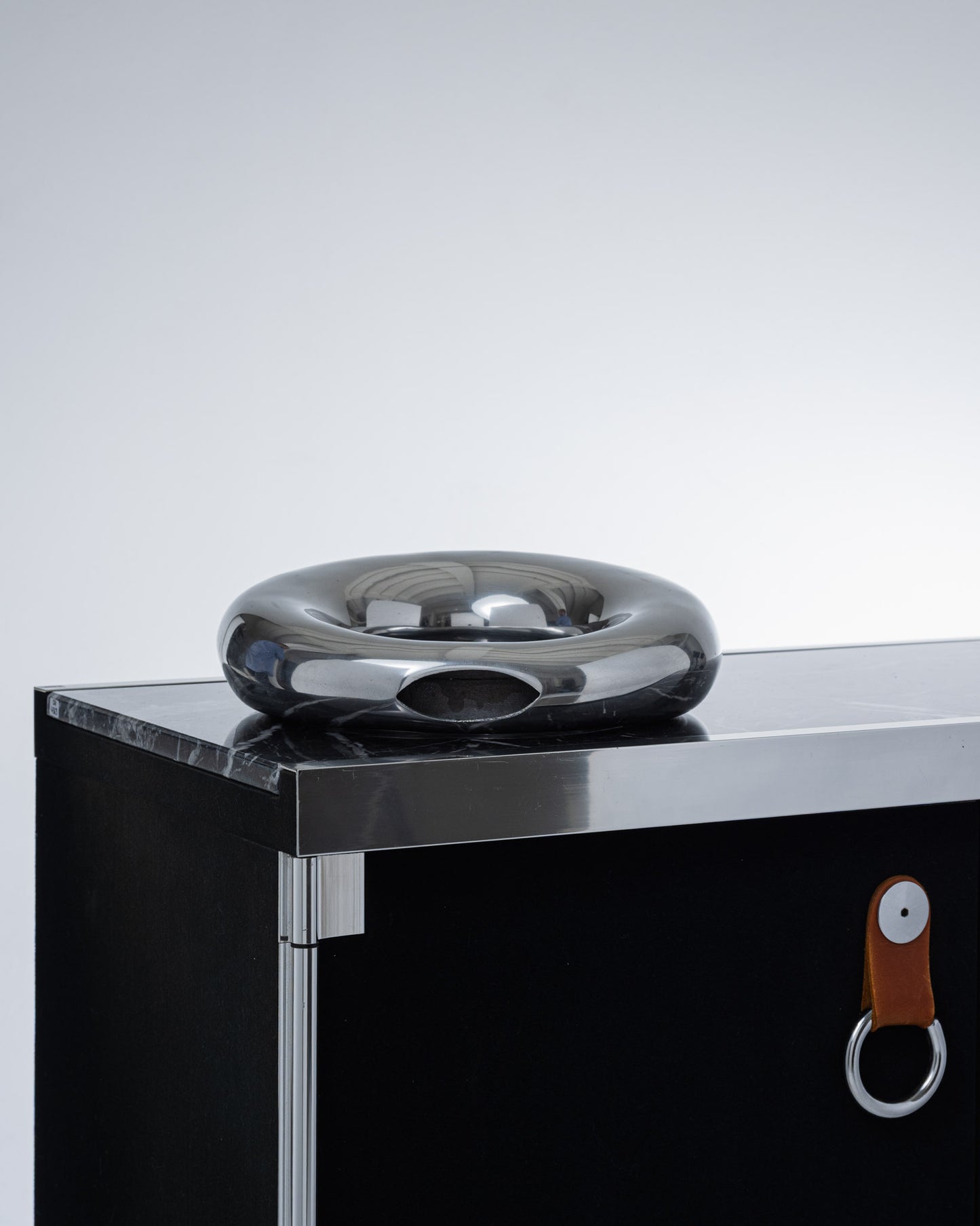 VASE SPACE AGE EN ALUMINIUM, 1980s